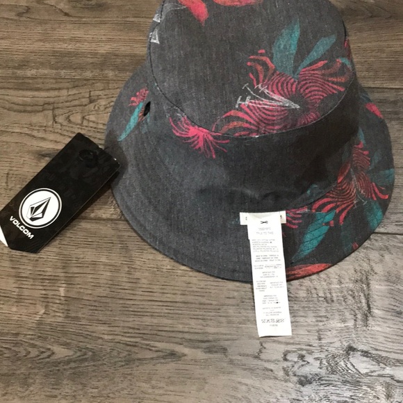A vacation bucket hat - Picture 2 of 3